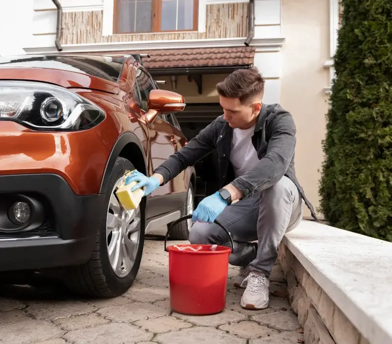 Lavage auto à domicile Saint-Bonnet-de-Condat : professionnel intervenant sur un véhicule